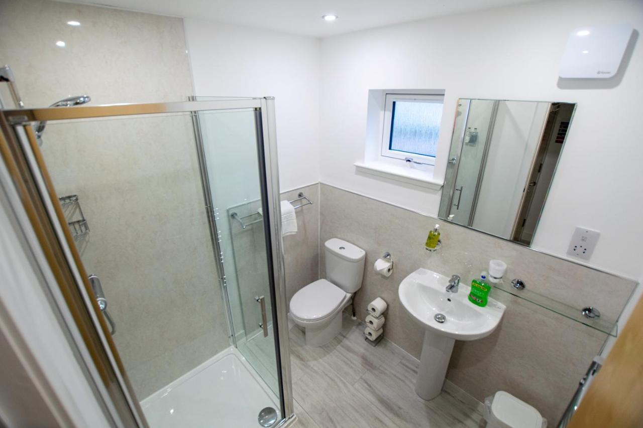Corran Bunkhouse 호텔 외부 사진 A shower room