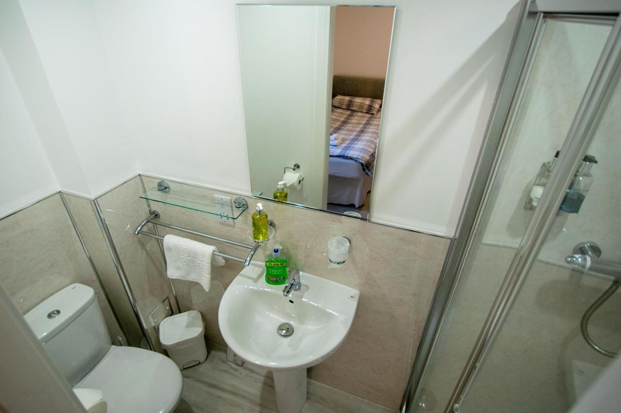 Corran Bunkhouse 호텔 외부 사진 A wet room in a hotel