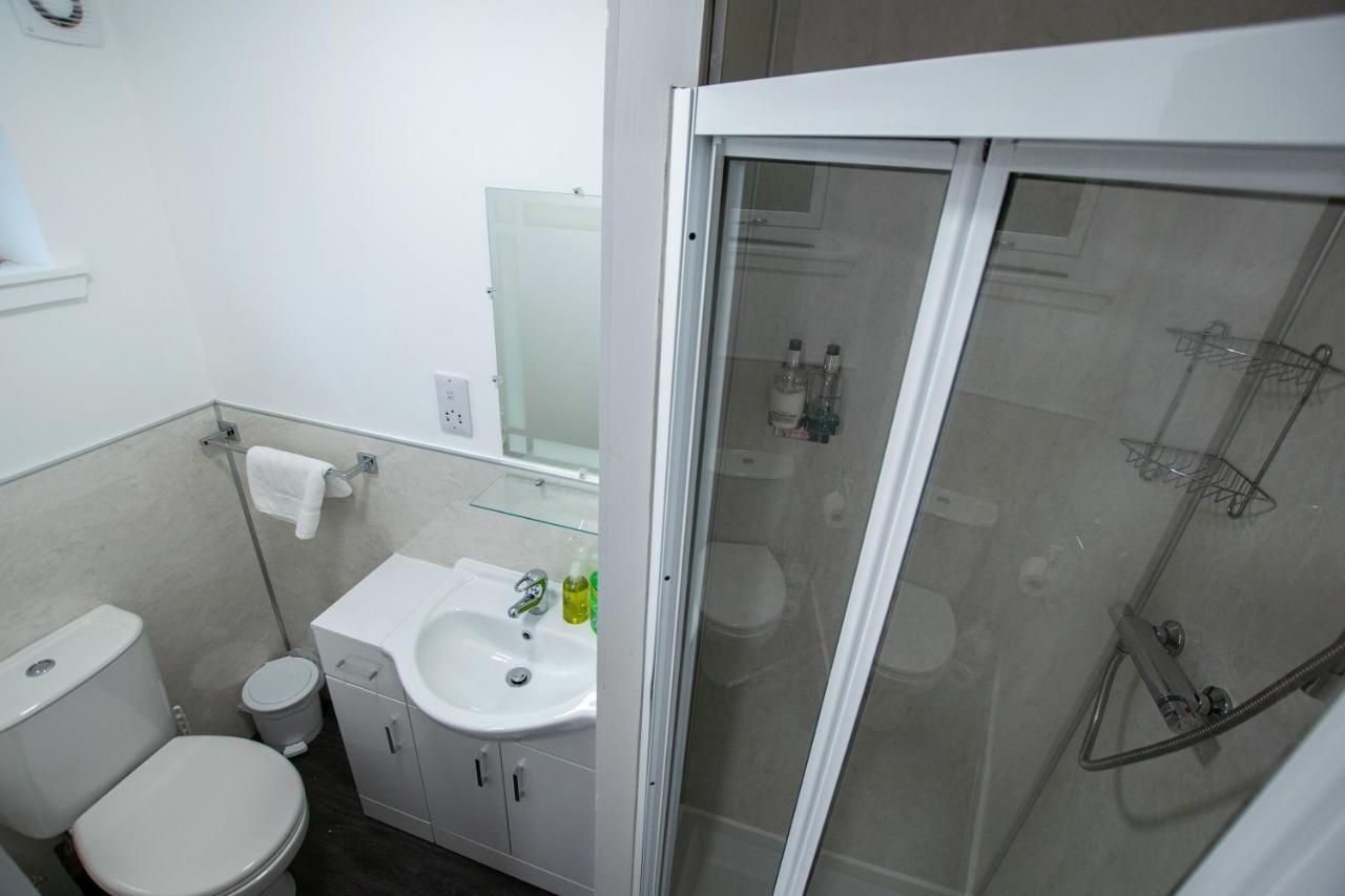 Corran Bunkhouse 호텔 외부 사진 A shower cubicle