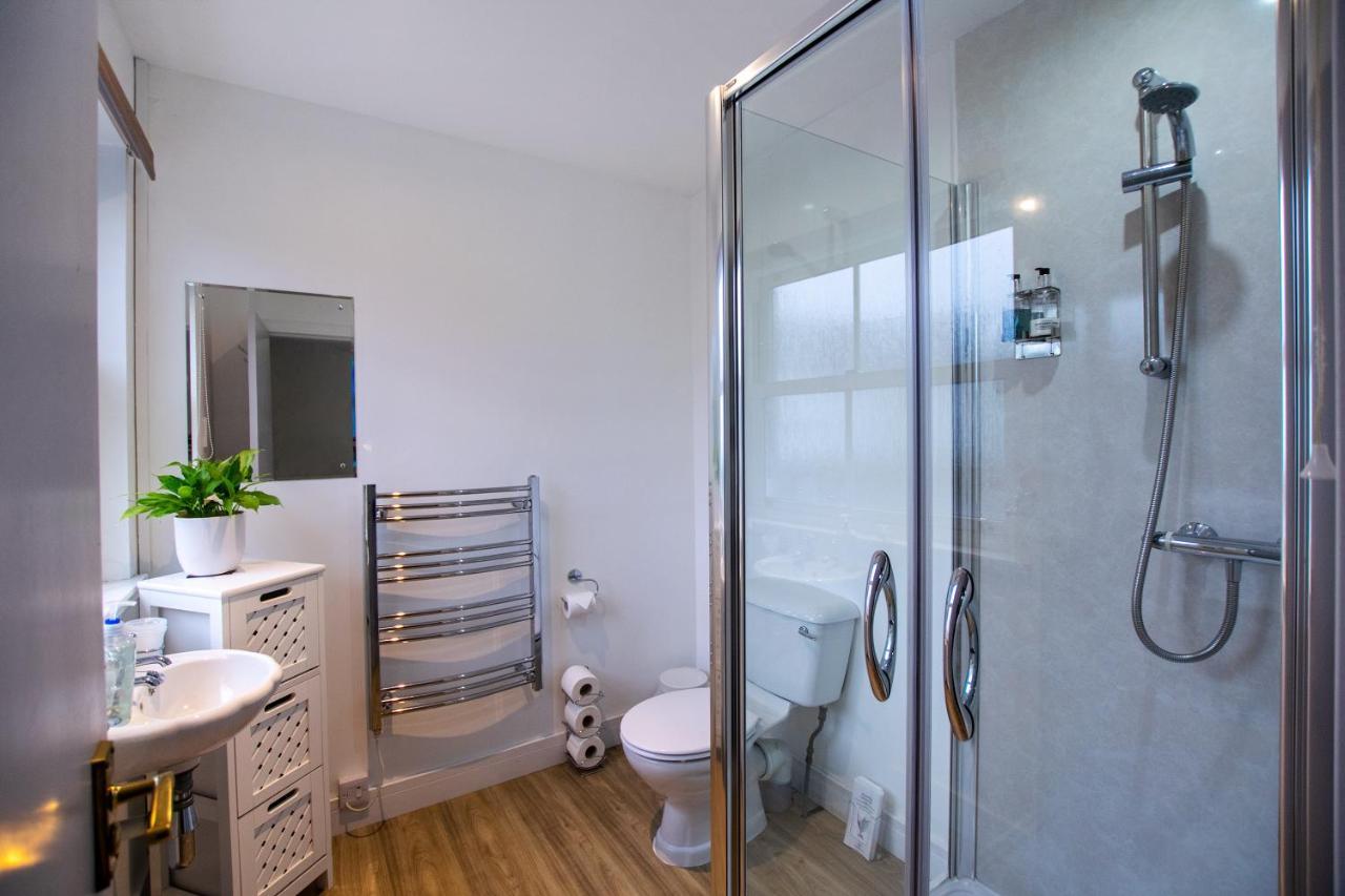Corran Bunkhouse 호텔 외부 사진 A shower room
