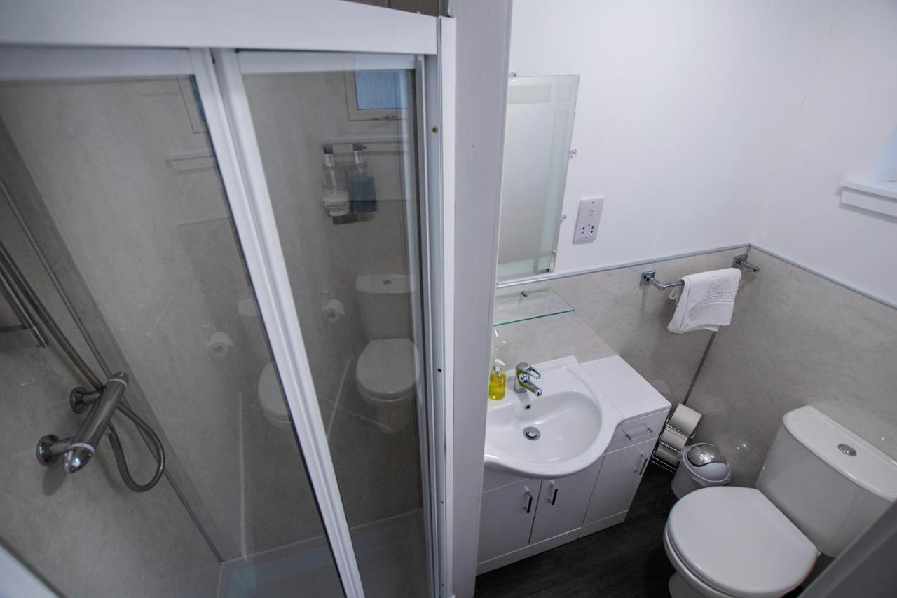 Corran Bunkhouse 호텔 외부 사진 A shower cubicle