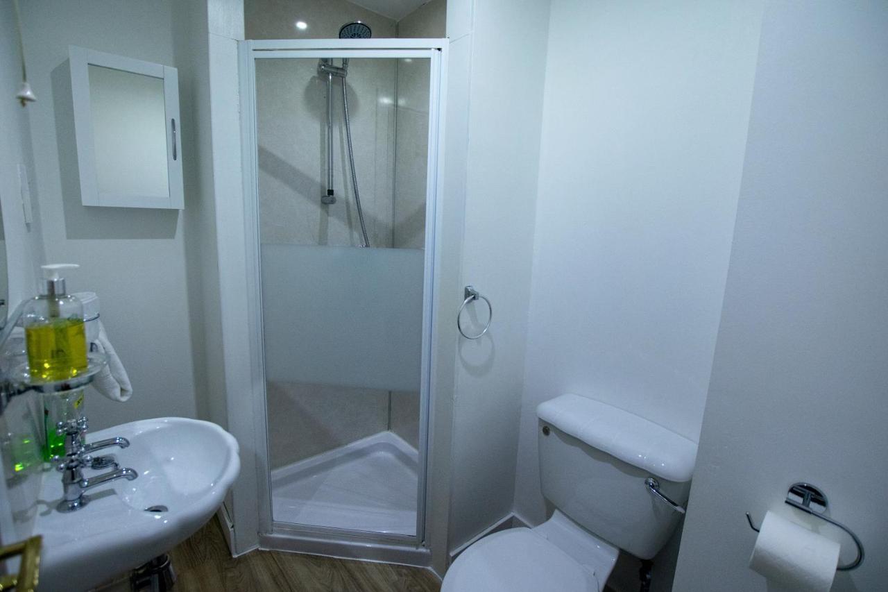 Corran Bunkhouse 호텔 외부 사진 A shower cubicle