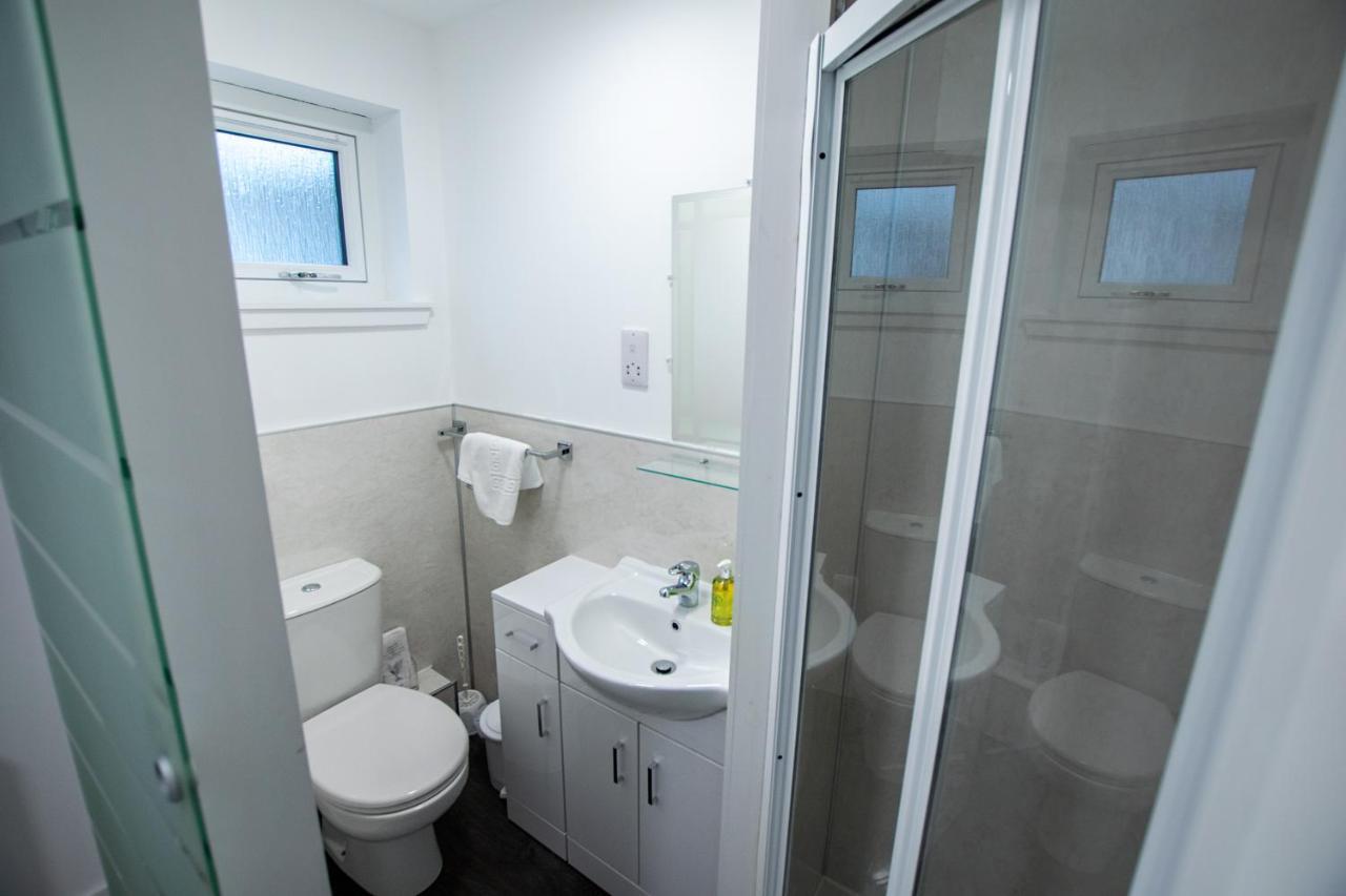 Corran Bunkhouse 호텔 외부 사진 A typical shower room
