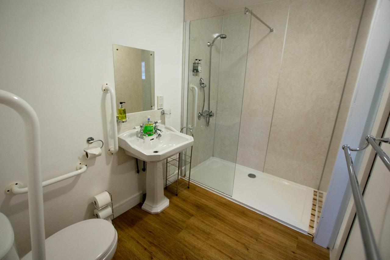 Corran Bunkhouse 호텔 외부 사진 A typical bathroom in a student flat