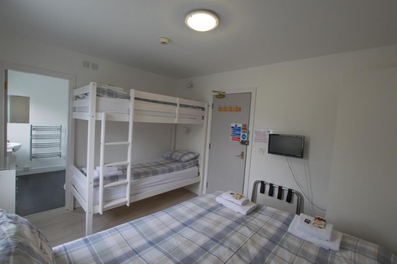 Corran Bunkhouse 호텔 외부 사진 A room at a capsule hotel in Tokyo