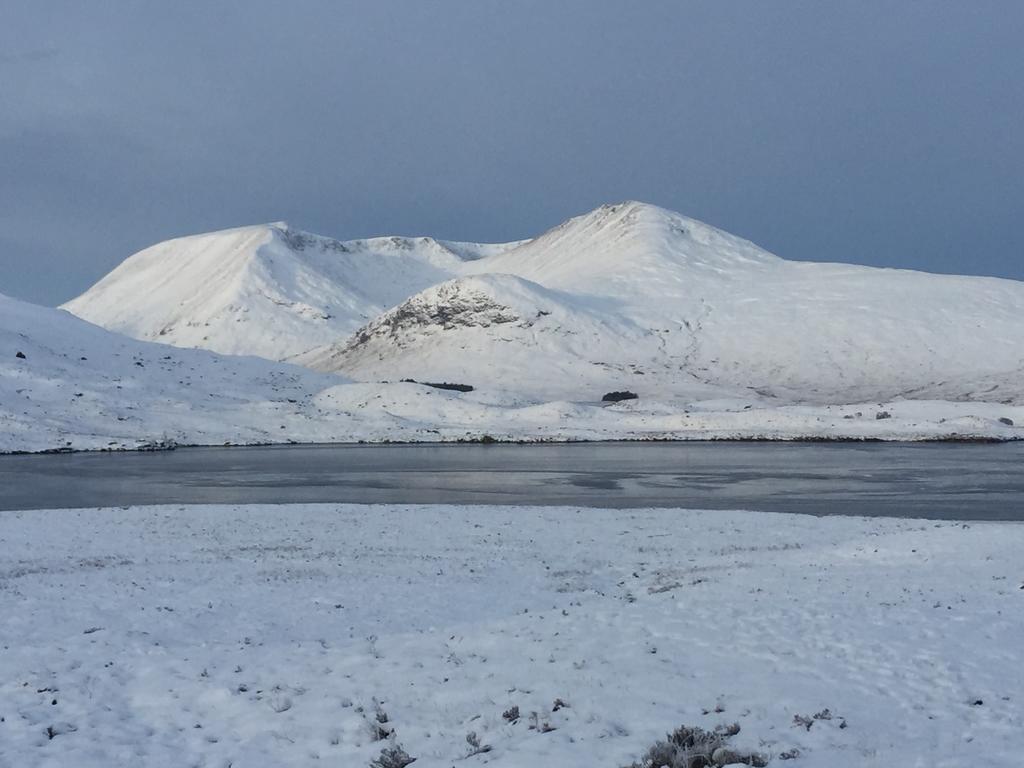 Corran Bunkhouse 호텔 외부 사진 The Black Mountain range