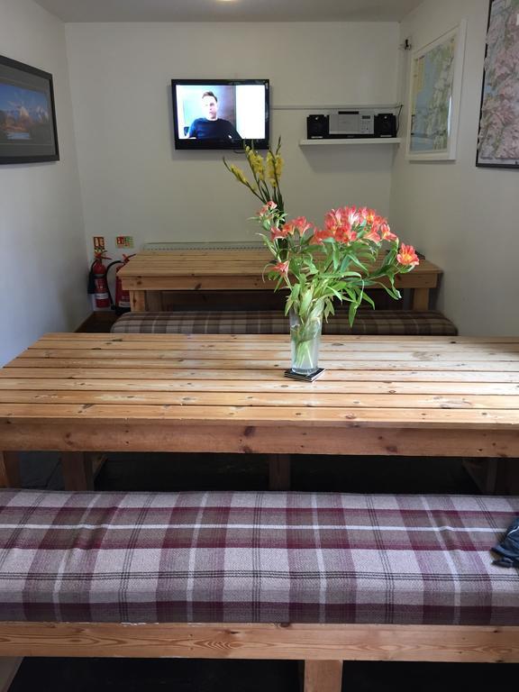 Corran Bunkhouse 호텔 외부 사진 A traditional Japanese dining table