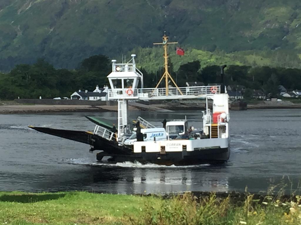 Corran Bunkhouse 호텔 외부 사진 The ferry crossing the River Clyde