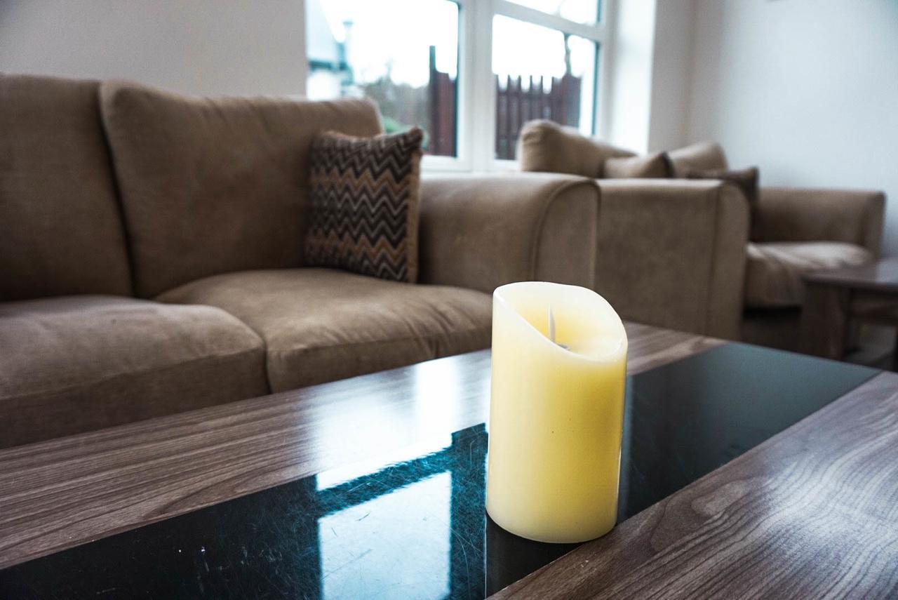 Corran Bunkhouse 호텔 객실 사진 A candle on a coffee table