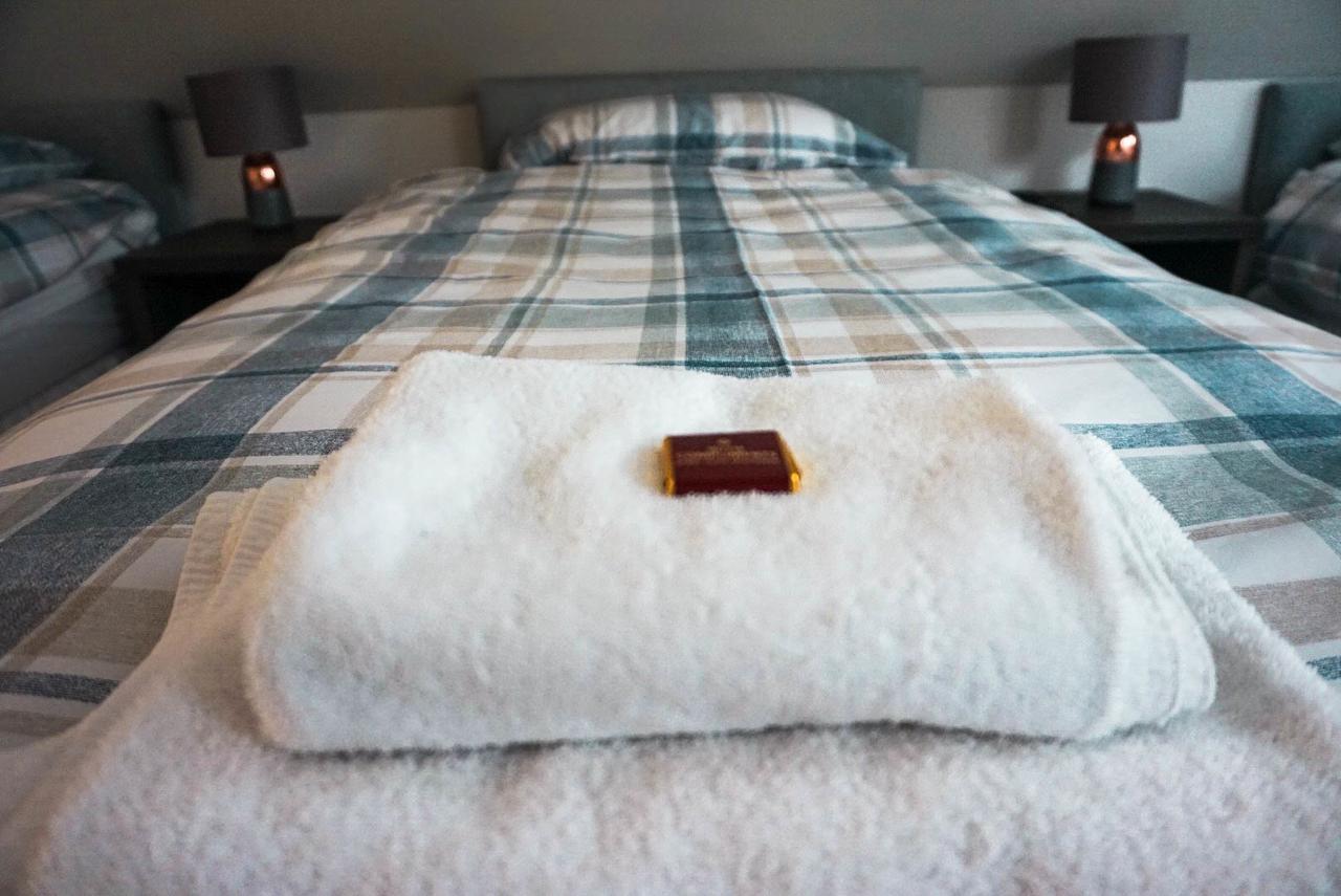Corran Bunkhouse 호텔 외부 사진 A bed with a fur throw
