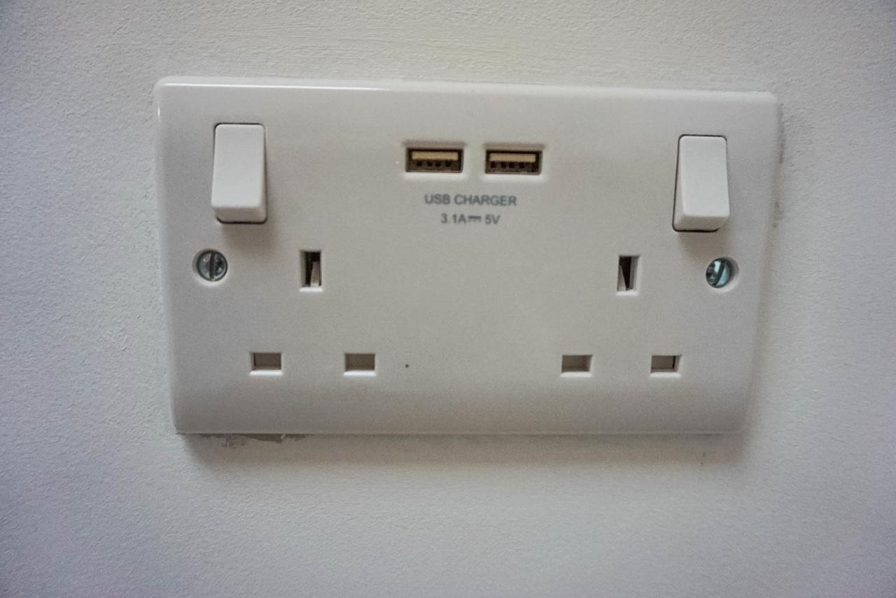 Corran Bunkhouse 호텔 외부 사진 A USB charger
