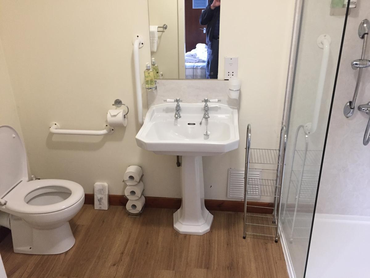 Corran Bunkhouse 호텔 외부 사진 A typical bathroom in a UK hotel