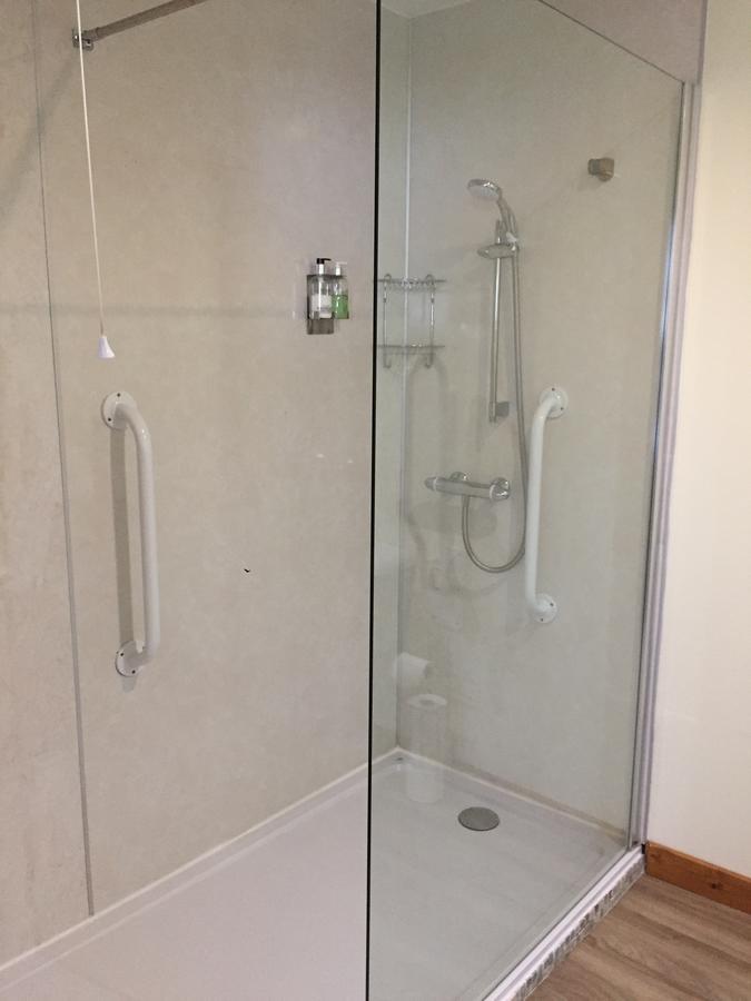 Corran Bunkhouse 호텔 외부 사진 A shower enclosure
