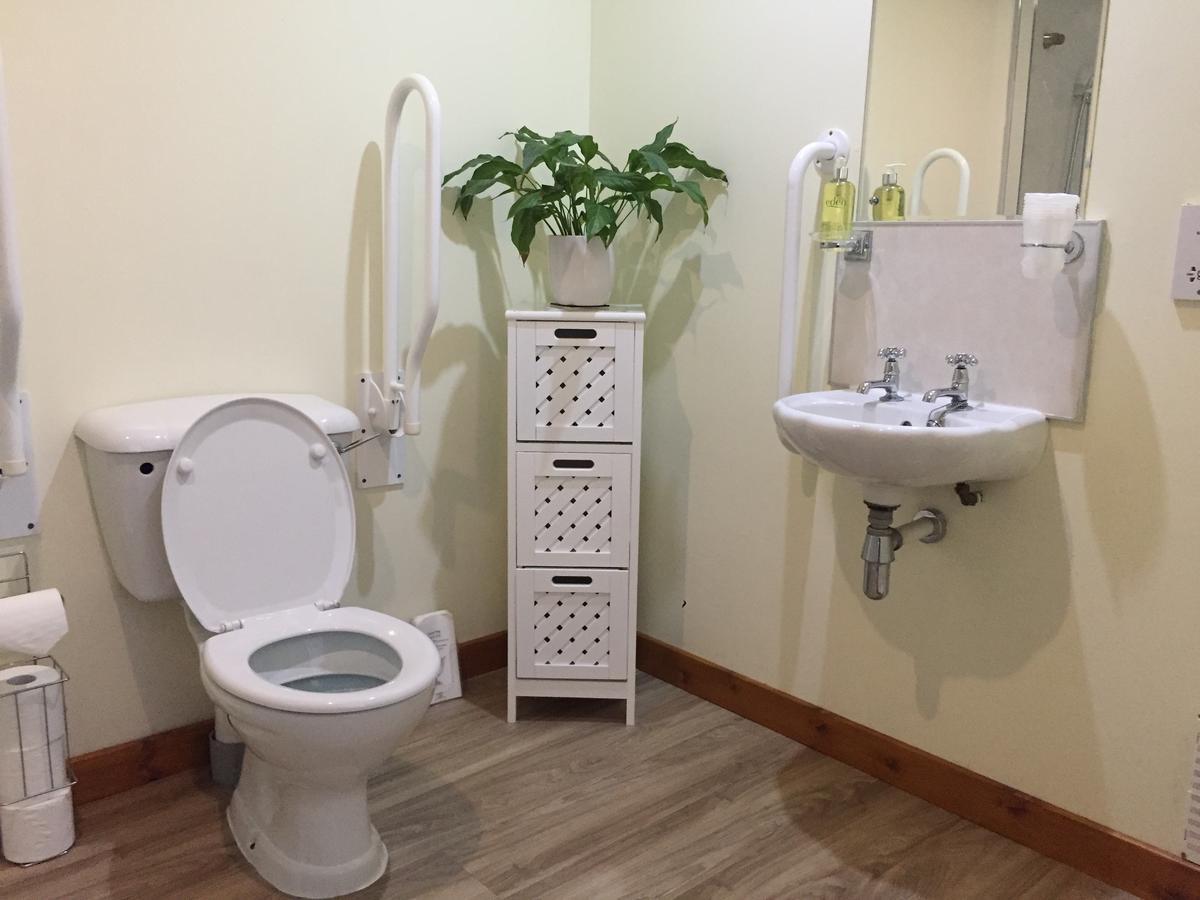 Corran Bunkhouse 호텔 외부 사진 Disabled toilet with alarm